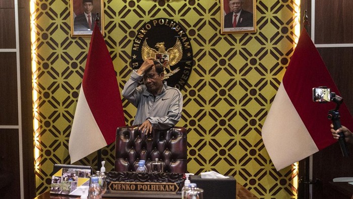 Mahfud Md Kemasi Barang Pribadi Sebelum Pamit dari Kemenko Polhukam Menko Polhukam Mahfud MD berada di ruang rapat pada hari terakhir kerja sebagai Menko Polhukam di Kantor Kemenko Polhukam, Jumat (2/2/2023). Mahfud MD mengundurkan diri dari Menko Polhukam karena maju sebagai calon wakil presiden nomor urut 3 pada Pemilu 2024. ANTARA FOTO/Aprillio Akbar/tom.