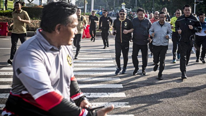 Menko Polhukam Mahfud MD (ketiga kiri) berolahraga bersama pegawai Kemenko Polhukam pada hari terakhir kerja sebagai Menko Polhukam di kawasan Monumen Nasional (Monas), Jakarta, Jumat (2/2/2023). Mahfud MD mengundurkan diri dari Menko Polhukam karena maju sebagai calon wakil presiden nomor urut 3 pada Pemilu 2024. ANTARA FOTO/Aprillio Akbar/tom.