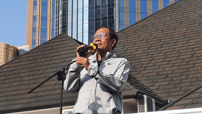 Mahfud Md saat pamit ke staf Kemenko Polhukam (Annisa/detikcom)