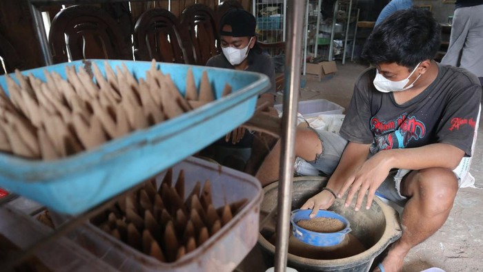 Mengintip Proses Pembuatan Dupa yang Pesanannya Melesat Jelang Imlek Pekerja menyelesaikan pembuatan dupa kerucut di Desa Bawangan, Kecamatan Ploso, Kabupaten Jombang, Jawa Timur, Kamis (1/2/2024). Menjelang Imlek 2024 permintaan dupa mengalami peningkatan sampai 100 persen dibandingkan hari biasa, biasanya dupa kerucut yang dijual Rp150 ribu-Rp250 ribu per kilogram hanya 10 kg saat ini bisa mencapai 20 kg sementara dupa lidi dijual Rp100 ribu hingga Rp150 ribu per kilogram. ANTARA FOTO/Syaiful Arif/foc.