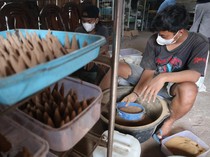 Mengintip Proses Pembuatan Dupa yang Pesanannya Melesat Jelang Imlek