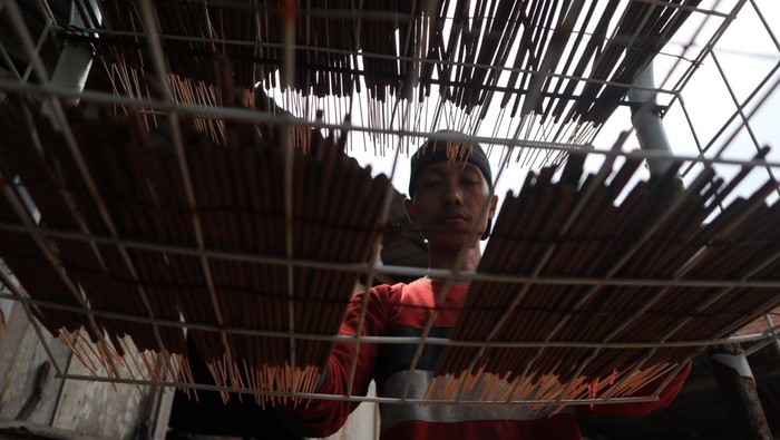 Pekerja menyelesaikan pembuatan dupa kerucut di Desa Bawangan, Kecamatan Ploso, Kabupaten Jombang, Jawa Timur, Kamis (1/2/2024). Menjelang Imlek 2024 permintaan dupa mengalami peningkatan sampai 100 persen dibandingkan hari biasa, biasanya dupa kerucut yang dijual Rp150 ribu-Rp250 ribu per kilogram hanya 10 kg saat ini bisa mencapai 20 kg sementara dupa lidi dijual Rp100 ribu hingga Rp150 ribu per kilogram. ANTARA FOTO/Syaiful Arif/foc.
