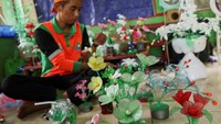 Sampah-sampah plastik itu akhirnya diubah dan dirangkai menjadi pot bunga hias.