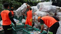Seorang pekerja memilah sampah plastik yang dapat didaur ulang di kawasan waduk Setu, Jakarta, Senin (29/1/2024).