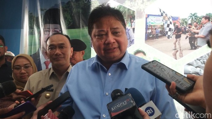 Menteri Koordinator Bidang Perekonomian Airlangga Hartarto saat menghadiri kegiatan Penyaluran bantuan pangan CBP kepada warga di Kantor Camat Kalukku, Mamuju, Sulbar.