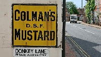 Saus mustard yang kuning cerah ternyata sudah diproduksi secara masif sejak ratusan tahun silam. Merek tertuanya adalah Colmans yang berdiri pada 1814 di Inggris. Foto: Oldest