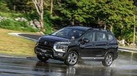 Mitsubishi melengkapi Xpander dan Xpander Cross hybrid dengan berbagai fitur seperti active yaw control yang bisa mengontrol pengereman antara roda depan kiri dan kanan, traction control yang mengontrol tenaga penggerak ketika ban selip, acceleration control yang berfungsi menyesuaikan output motor dan mesin saat berakselerasi, dan steering wheel yang bisa menyesuaikan respons kemudi sesuai dengan kecepatan dan kondisi jalan. Foto: Dok. Mitsubishi Motors