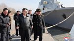 Momen Kim Jong Un Tinjau Pembuatan Kapal Perang Korut