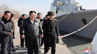 Foto tak bertanggal ini diambil pada 2 Februari 2024, oleh pemerintah Korea Utara, pemimpin Korea Utara Kim Jong Un (tengah) mengunjungi galangan kapal di Nampho, Korea Utara.