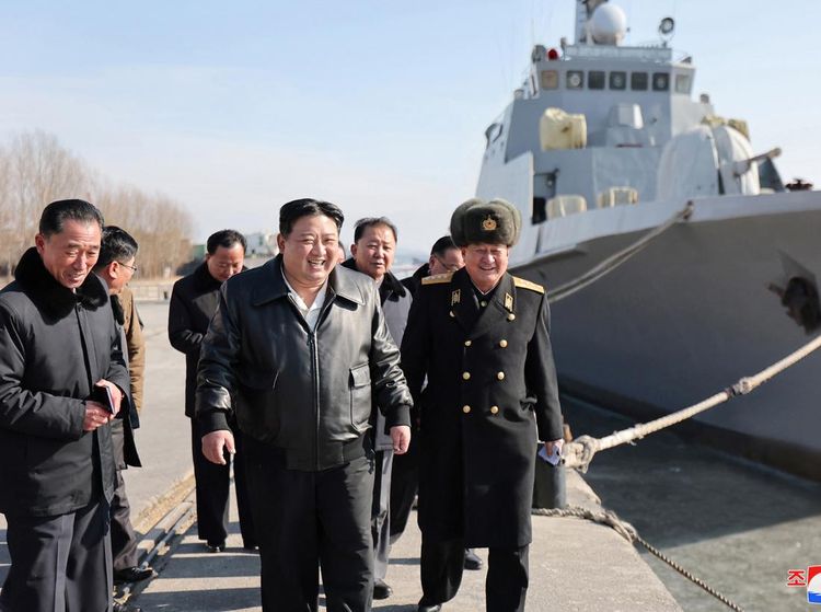 Momen Kim Jong Un Tinjau Pembuatan Kapal Perang Korut