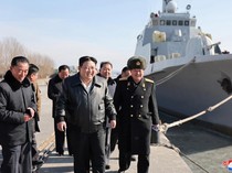 Momen Kim Jong Un Tinjau Pembuatan Kapal Perang Korut