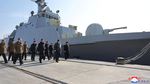 Momen Kim Jong Un Tinjau Pembuatan Kapal Perang Korut