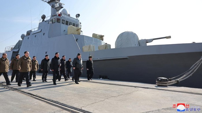Momen Kim Jong Un Tinjau Pembuatan Kapal Perang Korut North Korean leader Kim Jong Un visits the Nampo Shipyard in North Korea in this picture released by the Korean Central News Agency on February 2, 2024. KCNA via REUTERS ATTENTION EDITORS - THIS IMAGE WAS PROVIDED BY A THIRD PARTY. REUTERS IS UNABLE TO INDEPENDENTLY VERIFY THIS IMAGE. NO THIRD PARTY SALES. SOUTH KOREA OUT. NO COMMERCIAL OR EDITORIAL SALES IN SOUTH KOREA.