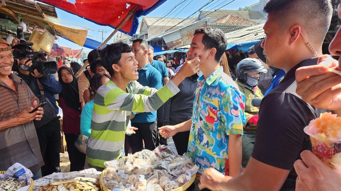 Momen Pedagang Cubit Pipi Gibran saat Belanja di Pasar Kemiri Depok