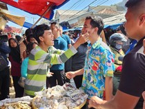 Momen Pedagang Cubit Pipi Gibran saat Belanja di Pasar Kemiri Depok