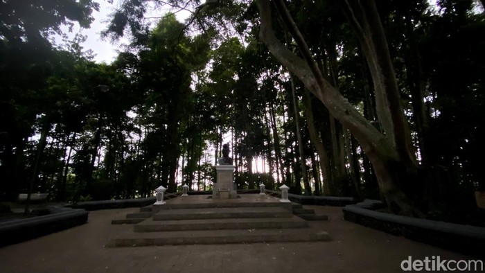 Monumen Ir H Djuanda yang ada di Kawasan Tahura Bandung.