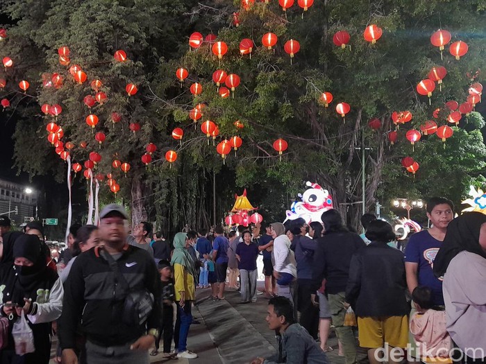 Ornamen dan lampion Tahun Baru Imlek di sekitar Balai Kota Solo jadi spot foto, Jumat (2/2/2024) malam.