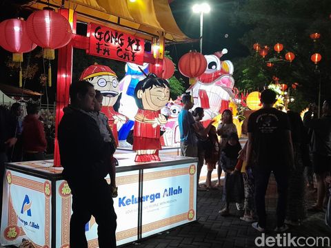Ornamen dan lampion Tahun Baru Imlek di sekitar Balai Kota Solo jadi spot foto, Jumat (2/2/2024) malam.
