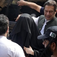 Bushra Bibi, wanita 49 tahun itu jarang tampil di media. Dia pun selalu tampil tertutup dengan hijab dan niqab. Bushra menjadi ibu negara pertama yang menggunakan niqab.Foto: AP/K.M. Chaudary