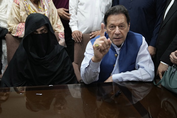 Perdana Menteri Pakistan Imran Khan dan istrinya, Bushra Bibi