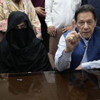 Kini Imran Khan dan istri dijatuhi hukuman penjara 14 tahun karena kasus korupsi. Keduanya dituduh menerima hadiah saat masih menjabat. Jabatan Imran digulingkan pada 2022 dan telah menjalani hukuman penjara selama tiga tahun karena kasus korupsi. Foto: AP/K.M. Chaudary