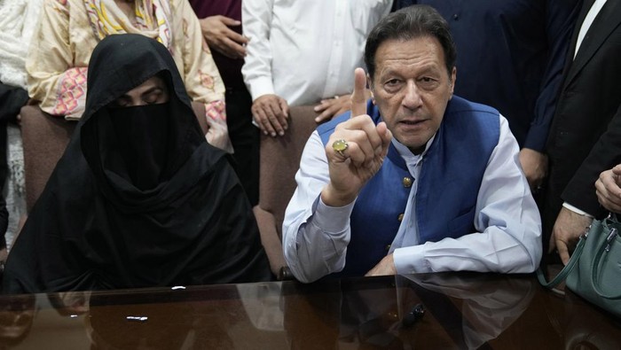 Perdana Menteri Pakistan Imran Khan dan istrinya, Bushra Bibi