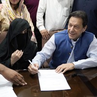 Kala itu, Bushra masih bersuami dan mengatakan ke Imran Khan bahwa dia punya penglihatan bahwa kelak mantan atlet kriket itu bisa menjadi perana menteri Pakistan. Asalkan, Imran menikahi Bushra. Foto: AP/K.M. Chaudary