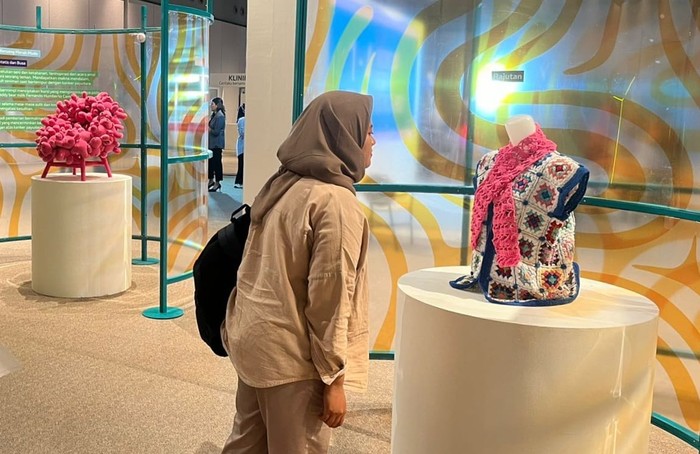 Sebuah pameran karya seni menampilkan momen-momen kegigihan para pejuang dan penyintas kanker. Berisi serpihan-serpihan kenangan saat berjuang untuk sembuh.