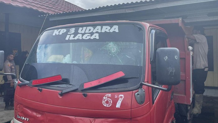 Truk yang diadang oleh OTK di Kabupaten Puncak, Papua Tengah.