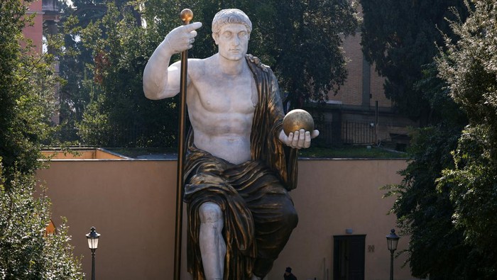 Patung Raksasa Kaisar Romawi Konstantinus Agung Hiasi Taman di Roma An expert works on a reconstruction of the giant statue Colossus of Constantine, Roman emperor Constantine the Great, in Rome, Italy, February 1, 2024. The statue, reconstructed in full 12-meter height with 3D printing technology, will go on public display on February 6, 2024. REUTERS/Remo Casilli