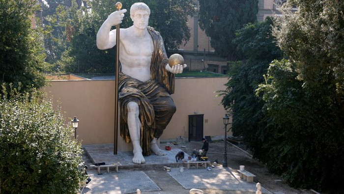 Patung Raksasa Kaisar Romawi Konstantinus Agung Hiasi Taman di Roma An expert works on a reconstruction of the giant statue Colossus of Constantine, Roman emperor Constantine the Great, in Rome, Italy, February 1, 2024. The statue, reconstructed in full 12-meter height with 3D printing technology, will go on public display on February 6, 2024. REUTERS/Remo Casilli