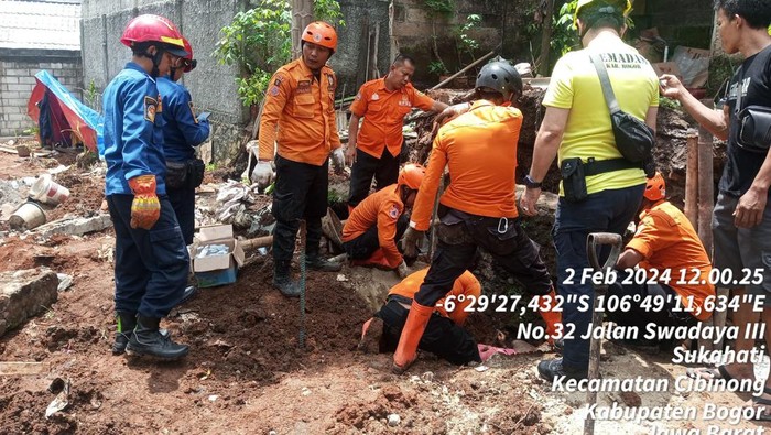 Pekerja bangunan tertimpa tembok