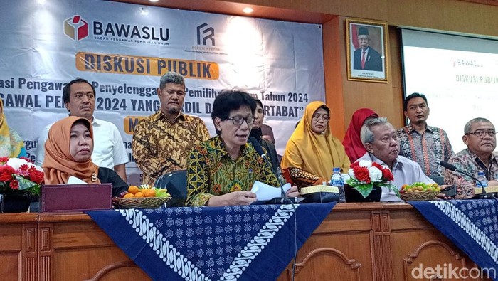 Ketua Umum Forum Rektor PTMA, Prof. Gunawan Budiyanto saat membacakan pernyataan sikap PTMA terkait Pemilu 2024, Jumat (2/2/2024).