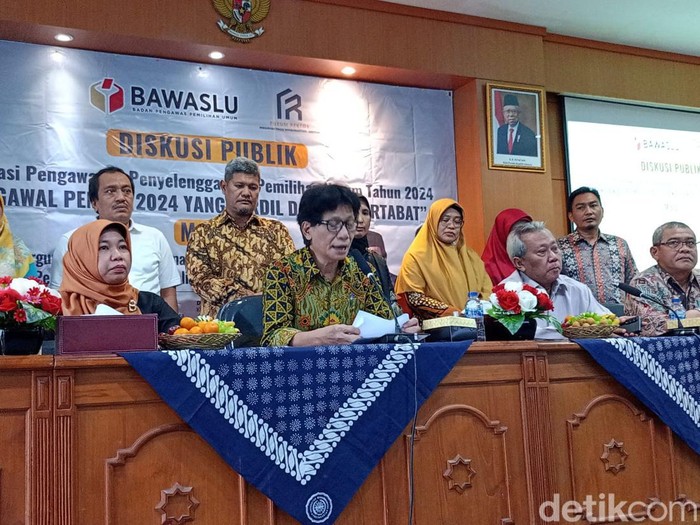 Ketua Umum Forum Rektor PTMA, Prof. Gunawan Budiyanto saat membacakan pernyataan sikap PTMA terkait Pemilu 2024, Jumat (2/2/2024).