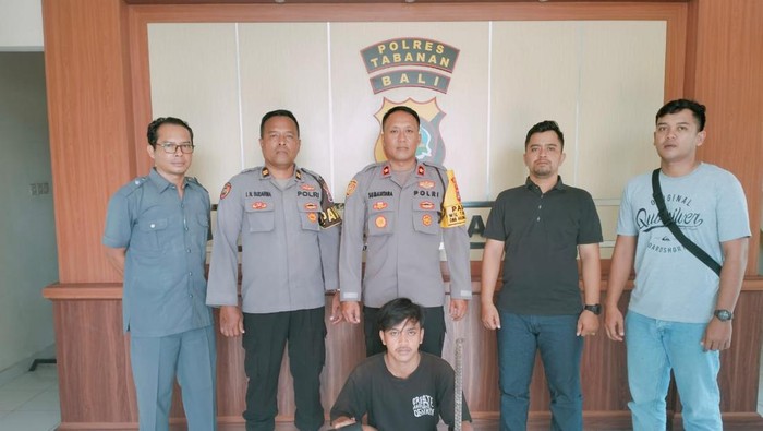 Pemuda bernama Gede Adi Merta Negara alias Tengkek (18) ditangkap Kepolisian Sektor (Polsek) Tabanan.