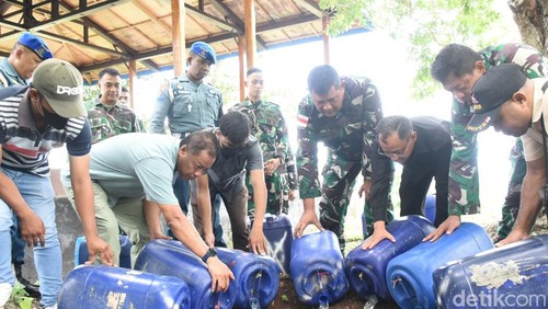Ratusan liter miras yang dimusnahkan oleh Lantamal VII Kupang.