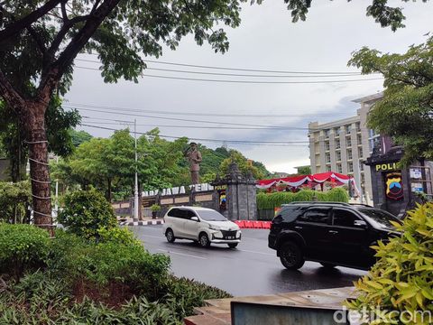 Penampakan Patung Jenderal Hoegeng di halaman Mapolda Jawa Tengah, Jalan Pahlawan, Kota Semarang, Jumat (2/2/2024).
