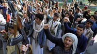 Anggota baru Houthi dan anggota lainnya mengadakan parade di Sanaa pada Kamis (1/2) untuk memamerkan senjata mereka dan menegaskan kembali dukungan mereka terhadap warga Palestina di Gaza.