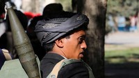 Kelompok Houthi, yang menguasai wilayah terpadat di Yaman, telah menyerang kapal-kapal di dalam dan sekitar Laut Merah, dengan mengatakan bahwa mereka bertindak sebagai solidaritas terhadap warga Palestina dalam perang Gaza.  