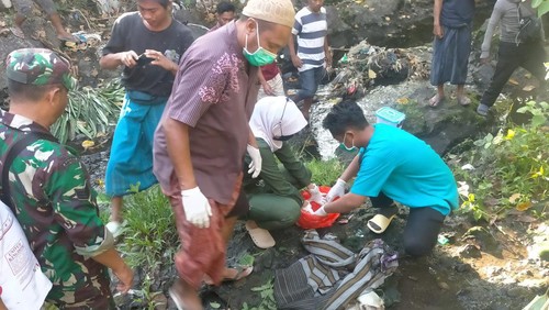 Tim medis evakuasi sosok mayat bayi perempuan di bawah kolong jembatan di Lombok Timur, NTB. Foto: (Humas Polres Lombok Timur?