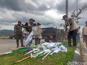Bawaslu Bandung Sikat APK Bahayakan Pengguna Jalan di Pintu Tol Soroja