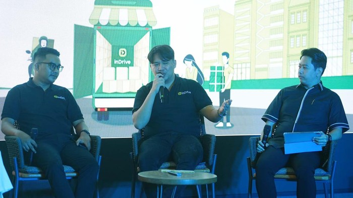 Pengembangan Layanan Pengiriman Barang untuk Dukung UMKM (Kiri-kanan) Harris Rilandi, Harris Sofyan Hardwin, Andersson Watulingas saat acara inDrive yang membahas Optimalkan Layanan Pengiriman untuk Mendukung Pertumbuhan UMKM di Jakarta.