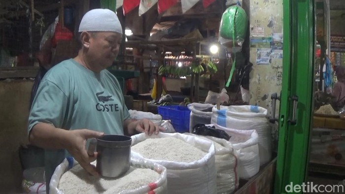 Penjual beras di Pasar Rebo Purwakarta, Jumat (2/2/2024).