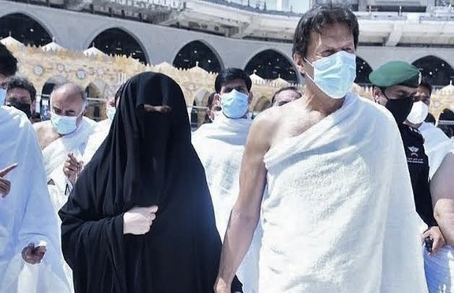 Pernikahan keduanya pun terjadi bahkan sebelum masa iddah Bushra belum habis setelah perceraiannya dengan suami pertamanya. Enam bulan setelah pernikahan tersebut, Imran Khan menjadi PM Pakistan. Foto: dok. Reuters