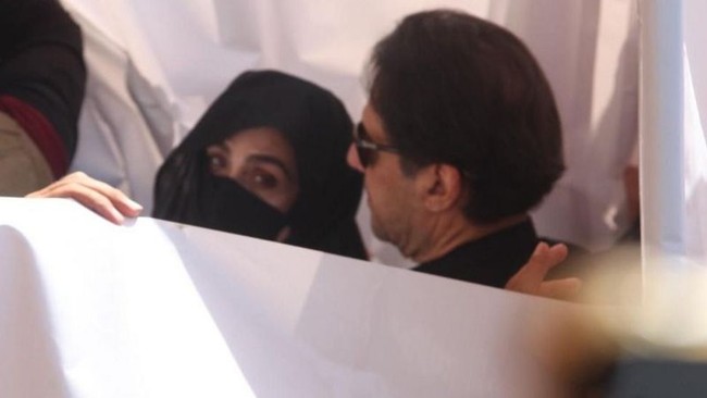 Bushra Bibi dan Imran Khan pertama kali bertemu karena sama-sama berada di kelompok Islam Sufi. Menurut rumor, Imrah Khan meminta Bushra yang dikenal mampu melihat masa depan untuk mengetahui nasibnya. Foto: dok. Reuters