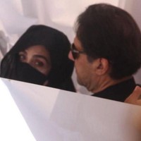Bushra Bibi dan Imran Khan pertama kali bertemu karena sama-sama berada di kelompok Islam Sufi. Menurut rumor, Imrah Khan meminta Bushra yang dikenal mampu melihat masa depan untuk mengetahui nasibnya. Foto: dok. Reuters