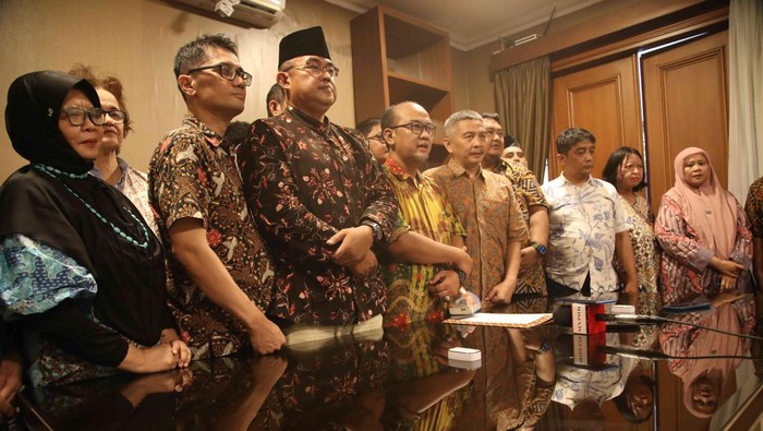 Pernyataan Sikap Alumni Kampus soal Kondisi Politik Terkini Alumni Perguruan Tinggi Seluruh Indonesia memberikan pernyataan sikap saat mengelar jumpa pers di Jakarta, Jumat (2/2/2024).