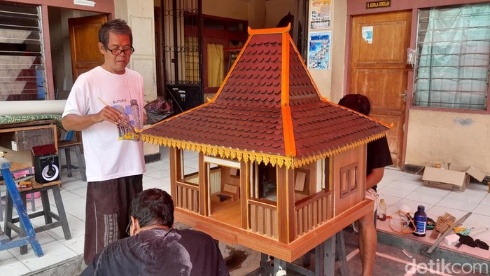Persiapan Grebeg Sudiro. Warga membuat jodang miniatur joglo di RW 2, Kelurahan Sudiroprajan, Solo, Jumat (2/2/2024).