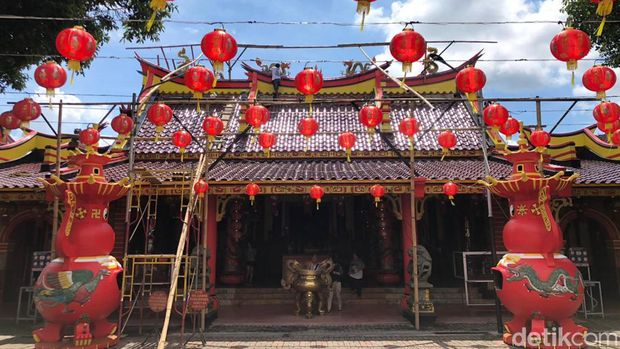 Persiapan Imlek di Klenteng Eng An Kiong Malang