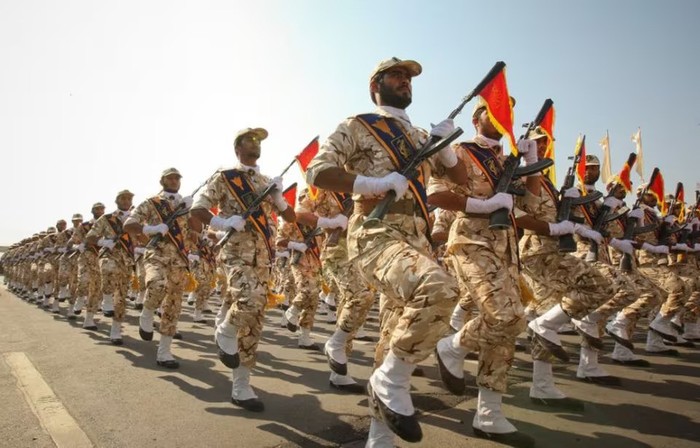 FILE PHOTO: Members of the Iranian revolutionary guard march during a parade to commemorate the anniversary of the Iran-Iraq war (1980-88), in Tehran September 22, 2011. REUTERS/Stringer/File Photo Acquire Licensing Rights